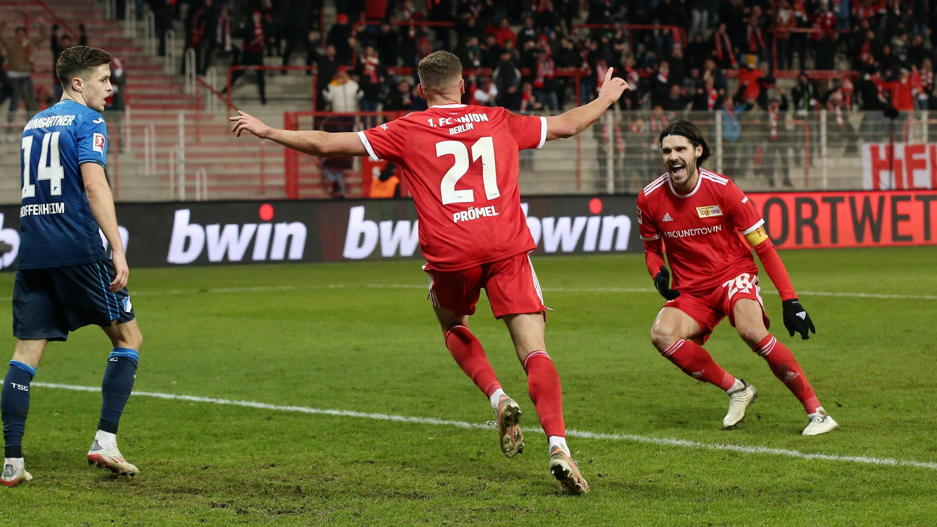 Erst vor gut einem Monat hat Grischa Prömel (Mitte) nach seinem Siegtreffer gegen die TSG Hoffenheim mit Christopher Trimmel (r.) gejubelt. Im&nbsp;Sommer wechselt er vom 1. FC Union Berlin zur TSG.