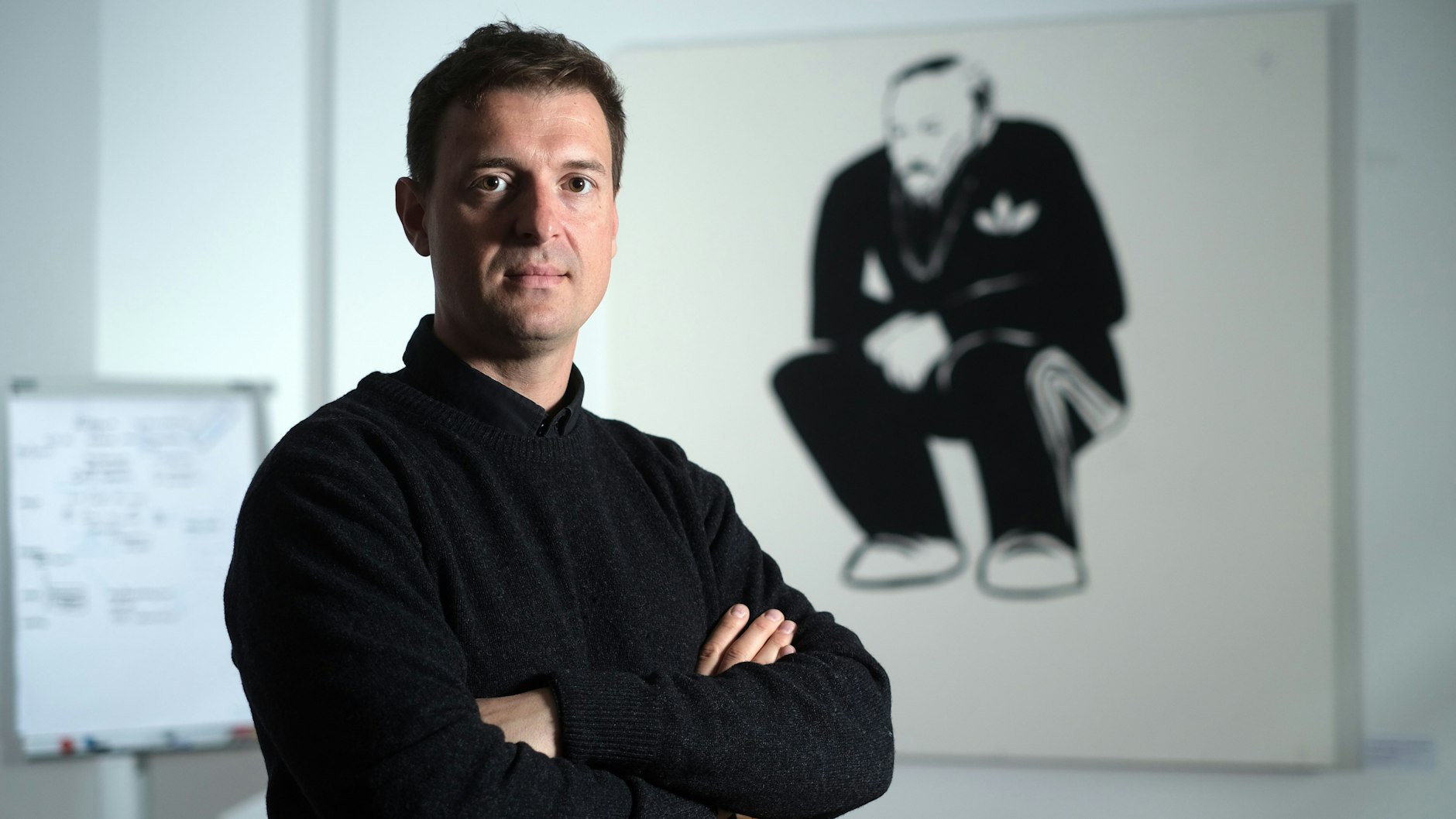 Der russische Politologe Sergey Medvedev in seinem Büro in Berlin.