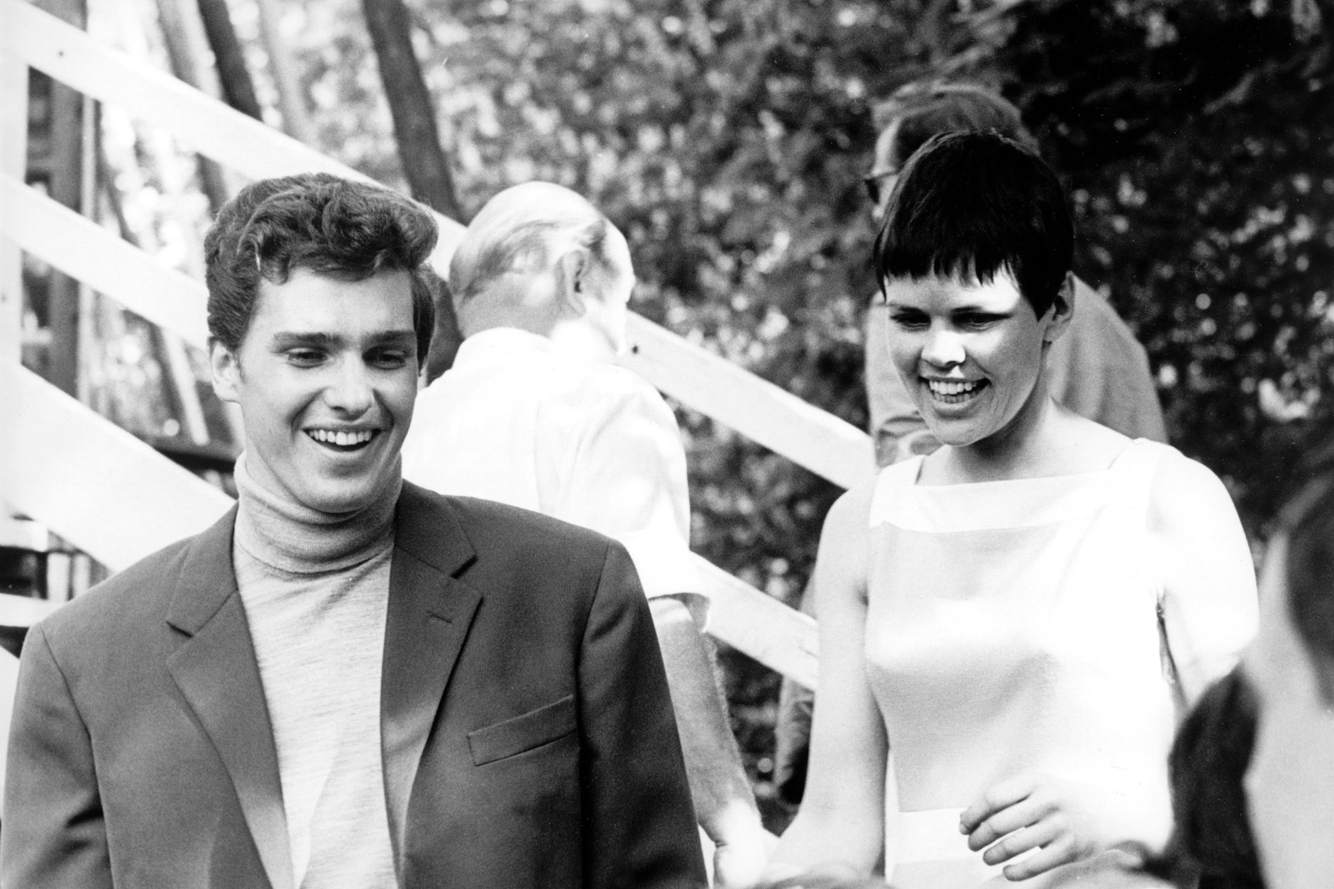 Sie waren das Schlager-Traumpaar der DDR: Frank Schöbel und Chris Doerk. Sie waren nicht nur auf der Bühne ein Paar, sondern auch einige Jahre miteinander verheiratet, moderierten zusammen im DDR-Fernsehen und spielten gemeinsam in DEFA-Kinofilmen wie „Heißer Sommer“ die Hauptrollen.