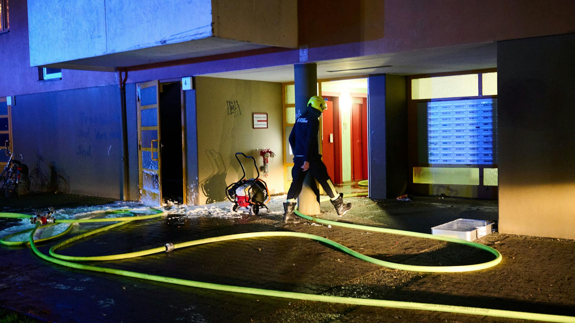 Am 11. November brannte es in einem elfgeschossigen Wohnhaus. Ein Bewohner musste damals mit Verdacht auf Rauchgasvergiftung in eine Klinik transportiert.