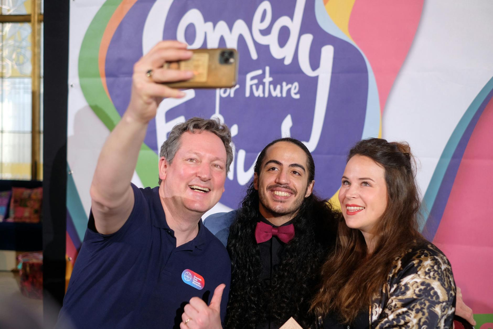 Bei der Vorstellung des „Comedy for Future Festivals“: Schirmherr Eckart von Hirschhausen mit den Kabarettisten Masud Akbarzadeh und Julia Gámez-Martin von <a href="https://de.wikipedia.org/wiki/Suchtpotenzial_(Band)">Suchtpotenzial</a>.