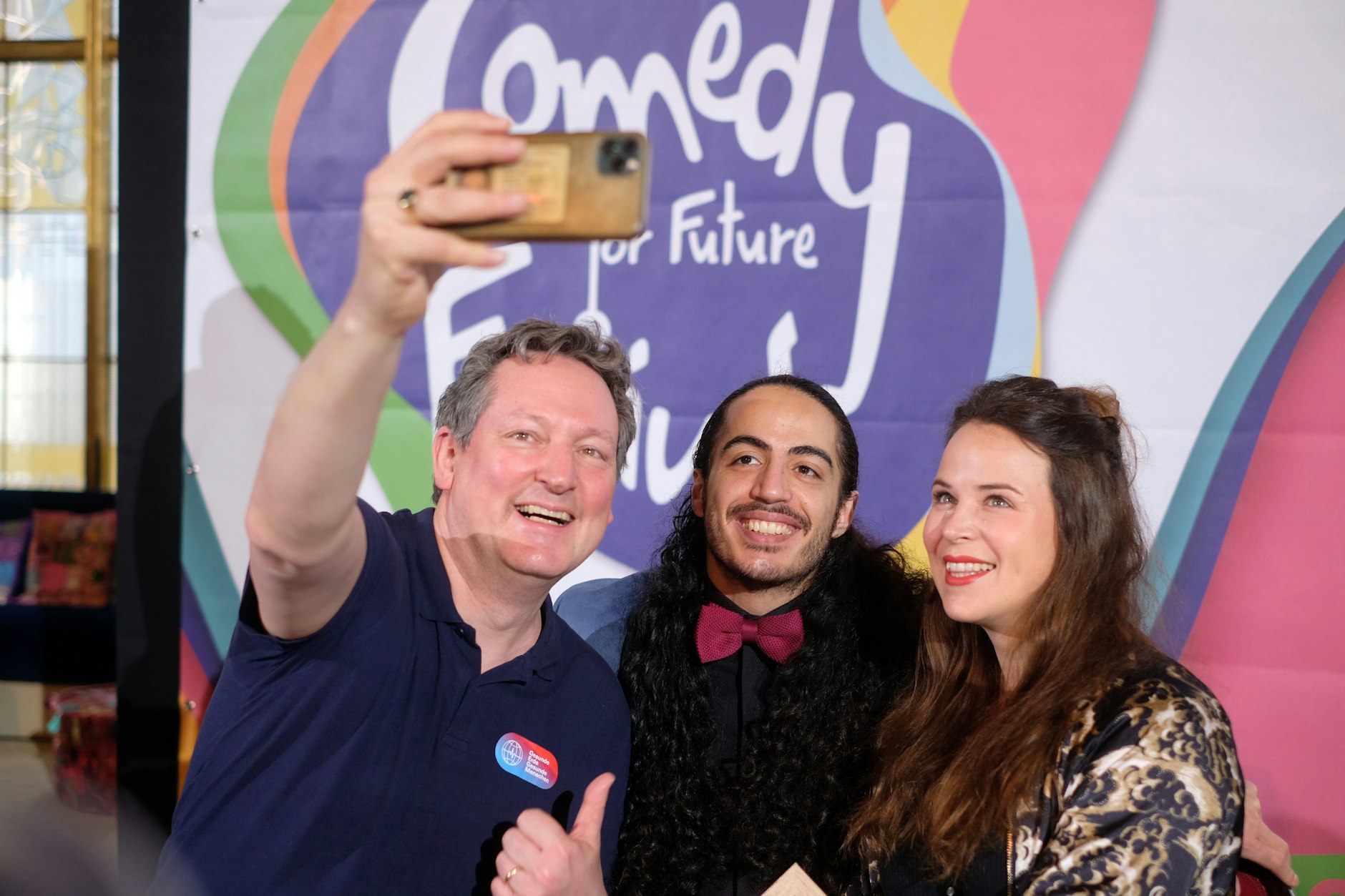Bei der Vorstellung des „Comedy for Future Festivals“: Schirmherr Eckart von Hirschhausen mit den Kabarettisten Masud Akbarzadeh&nbsp;und Julia Gámez-Martin von&nbsp;<a href="https://de.wikipedia.org/wiki/Suchtpotenzial_(Band)">Suchtpotenzial</a>.