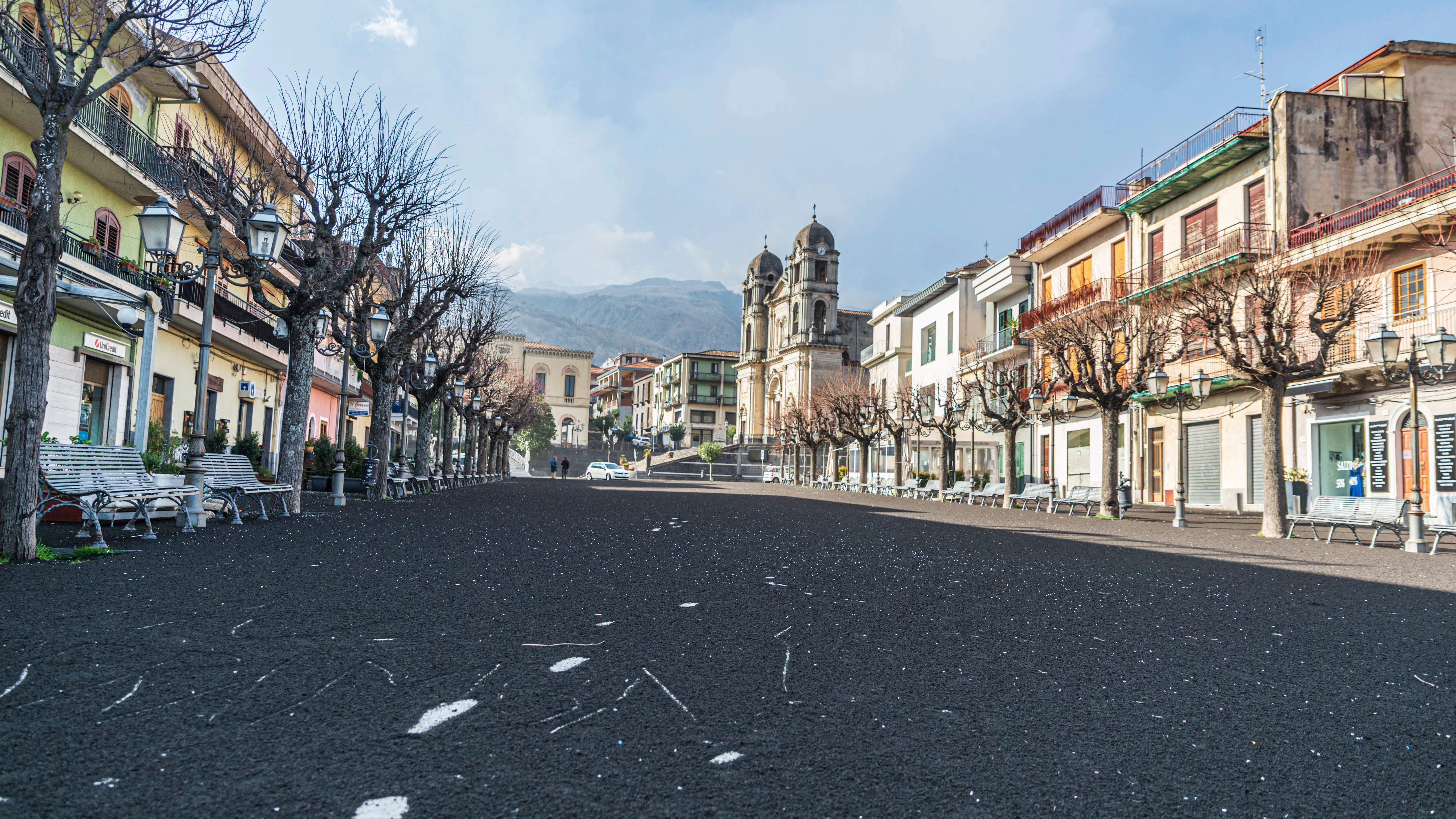 Vulkanische Asche auf der Straße in Zafferana Etnea.&nbsp; Foto: dpa/Salvatore Allegra/AP