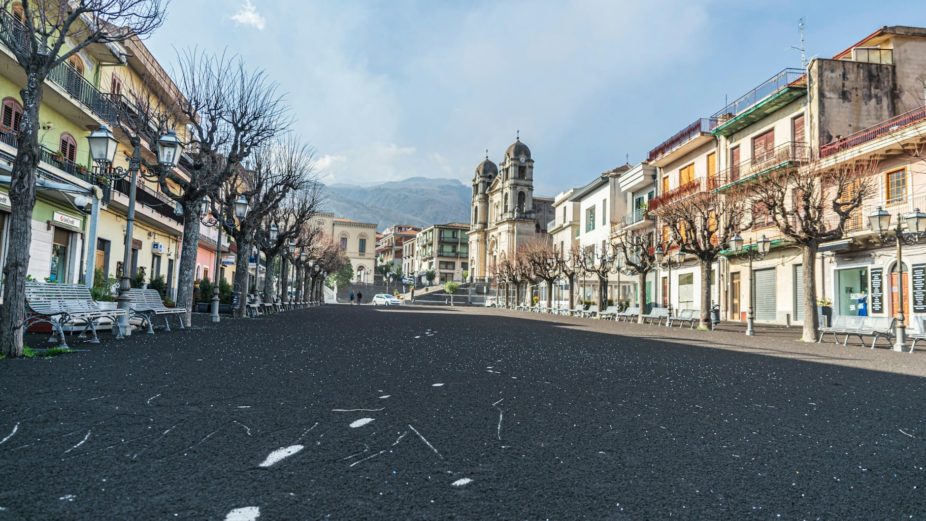 Vulkanische Asche auf der Straße in Zafferana Etnea. Foto: dpa/Salvatore Allegra/AP