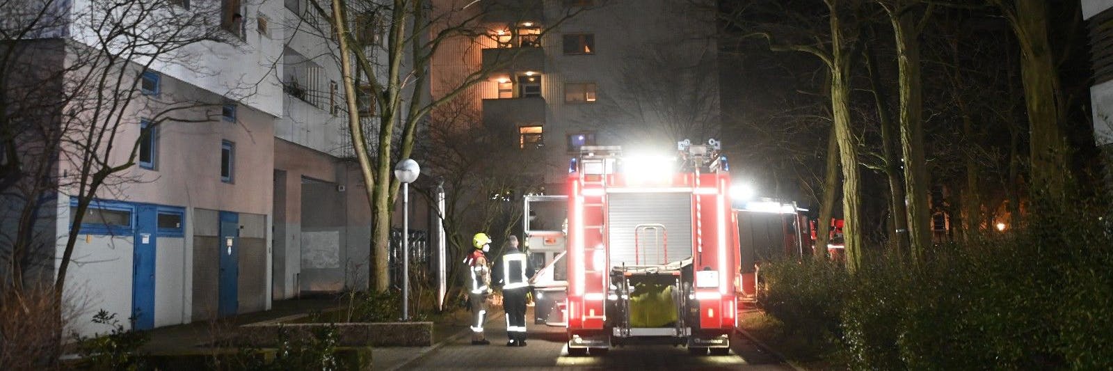 Wieder brannte es in der Spandauer Obstallee. Die Feuerwehr war mit 43 Einsatzkräften vor Ort.