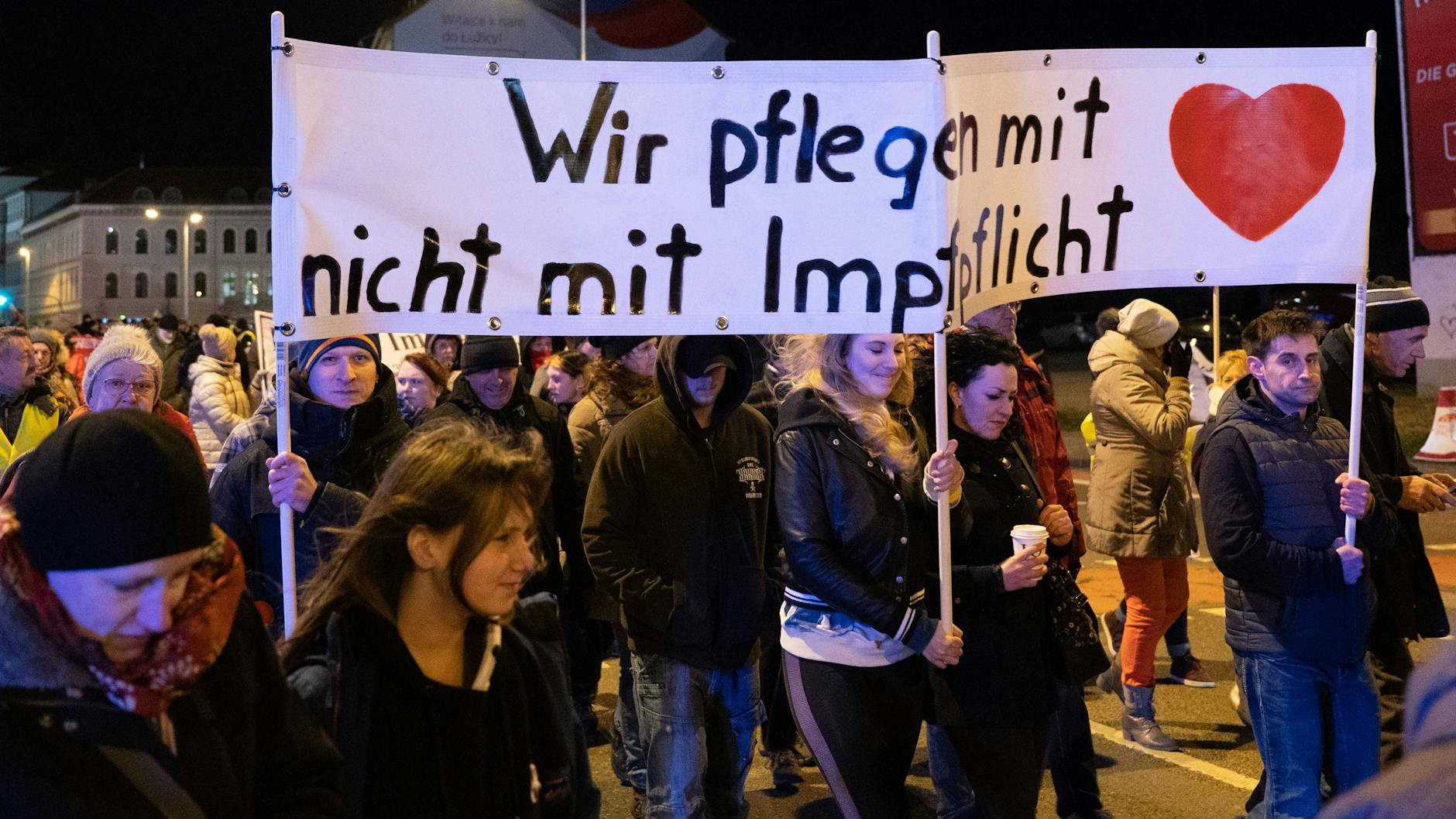 So wie diese Pflegekräfte am Montag in Bautzen gegen die einrichtungsbezogene Impfpflicht demonstrieren, schließen sich in ganz Deutschland Ärzte und Pflegekräfte zusammen. Sie eint der Widerstand gegen die Impfpflicht für den Gesundheitssektor ab 15. März.