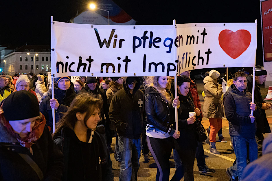 So wie diese Pflegekräfte am Montag in Bautzen gegen die einrichtungsbezogene Impfpflicht demonstrieren, schließen sich in ganz Deutschland Ärzte und Pflegekräfte zusammen. Sie eint der Widerstand gegen die Impfpflicht für den Gesundheitssektor ab 15. März.