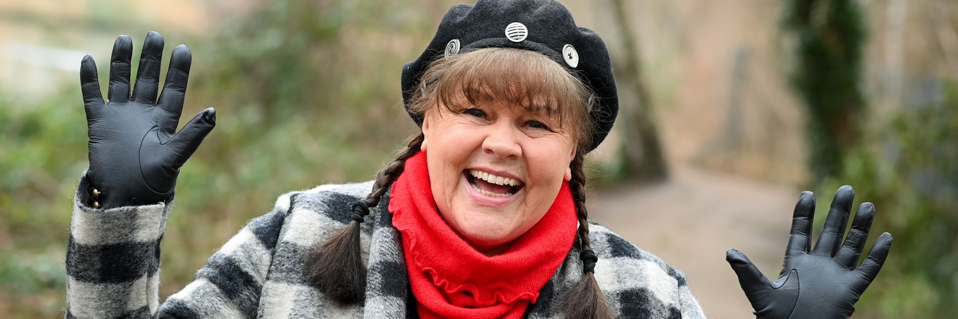 Die Sängerin, Schauspielerin und Malerin Chris Doerk lacht in die Kamera. Fröhlichkeit ist eines ihrer Markenzeichen.