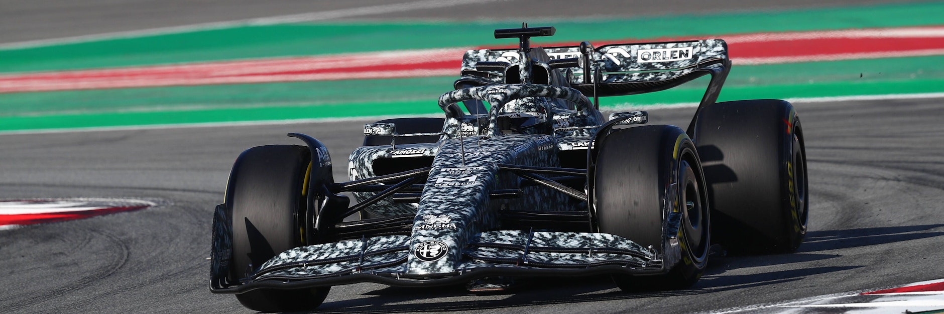 Valtteri Bottas fuhr seinem neuen Alfa Romeo in Tarnfarben über die Strecke in Barcelona.