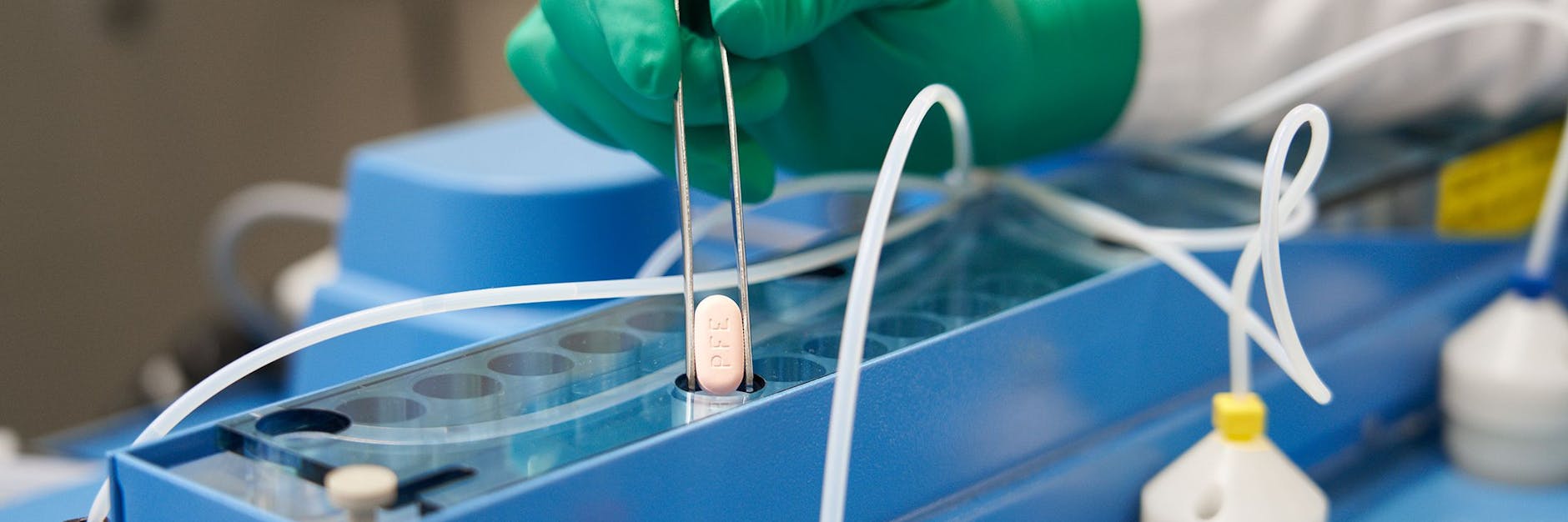 Der Pharma-Riese Pfizer hat mit der Auslieferung der Paxlovid-Tabletten begonnen.