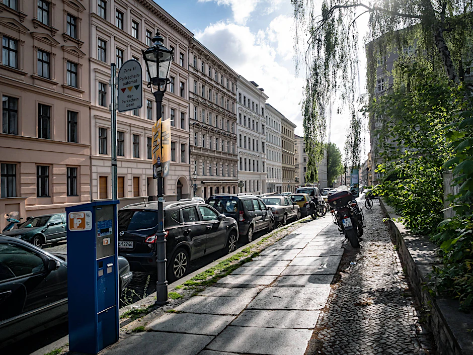 Auch im Kreuzberger Bergmannkiez ist das Parken teurer geworden (Archivbild).