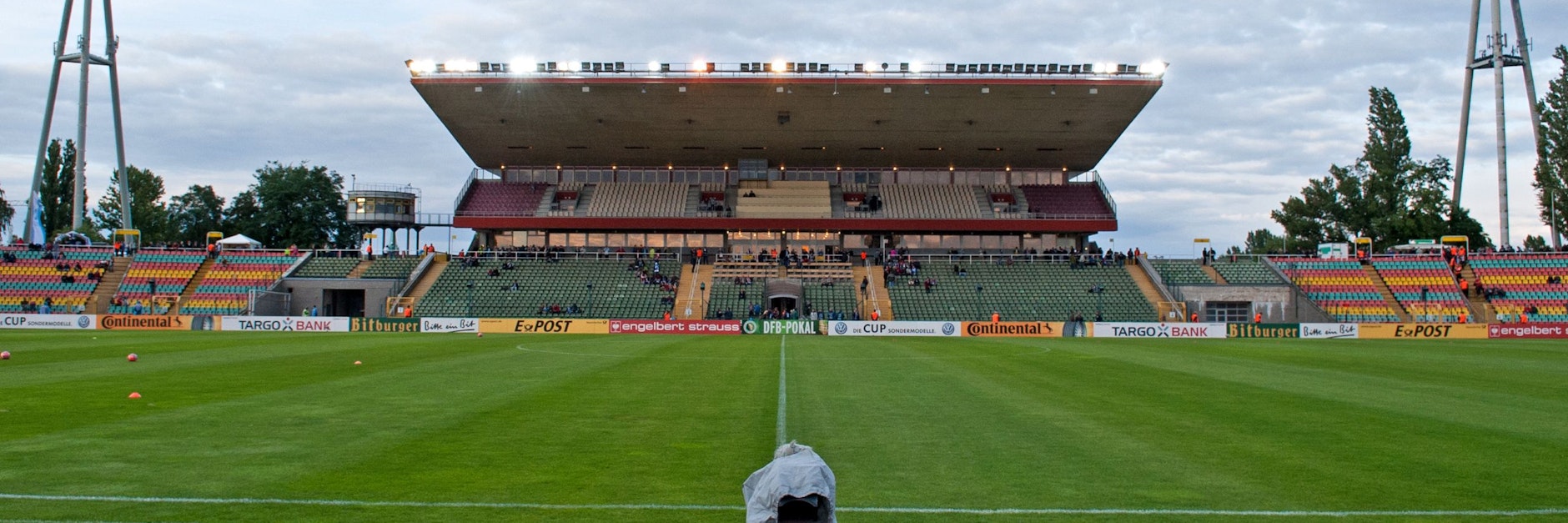 Das Cantianstadion von 1951 mit der Tribüne von 1987.