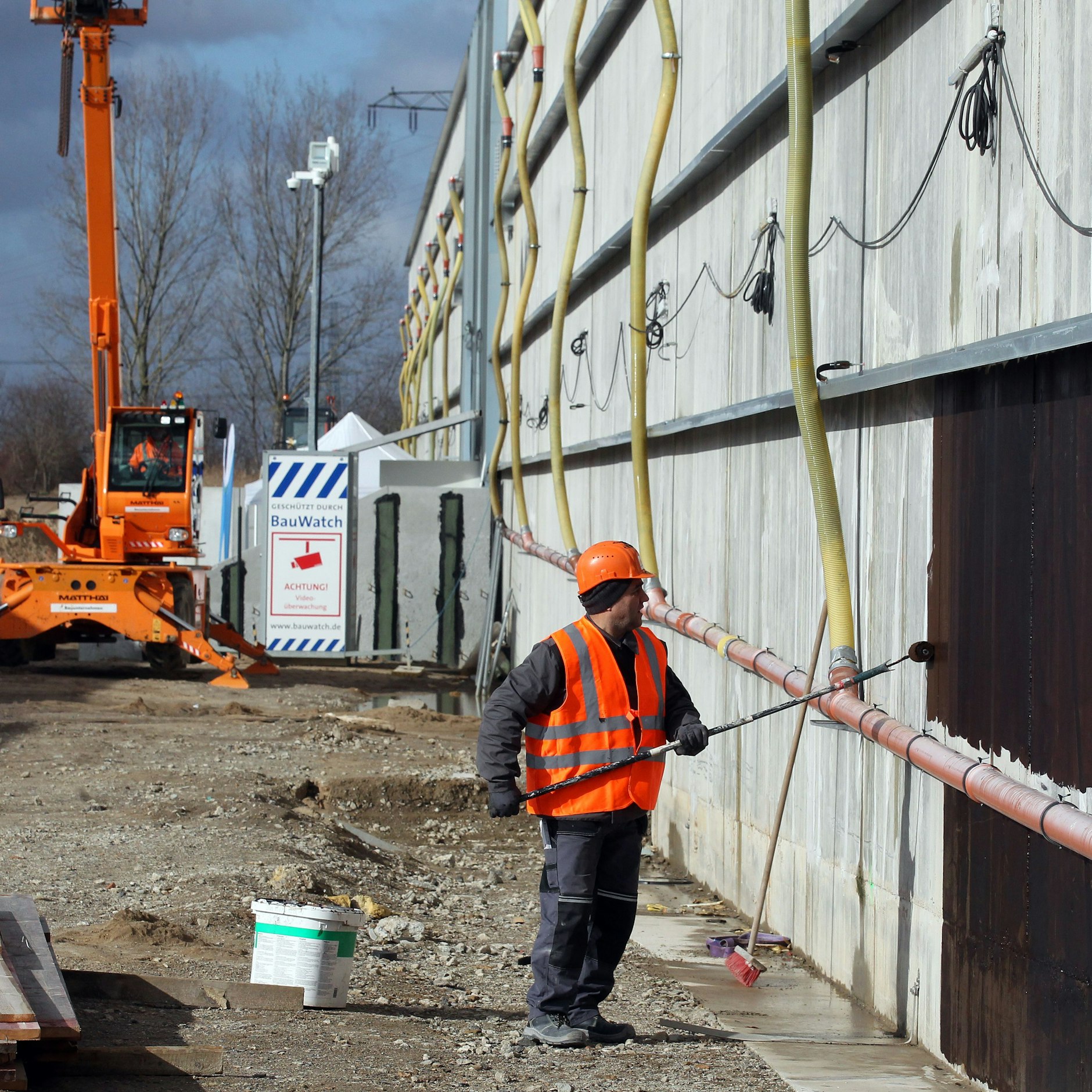 Die Wände werden von außen isoliert. Das Wasser im Inneren soll immer etwa zehn Grad kalt bleiben.