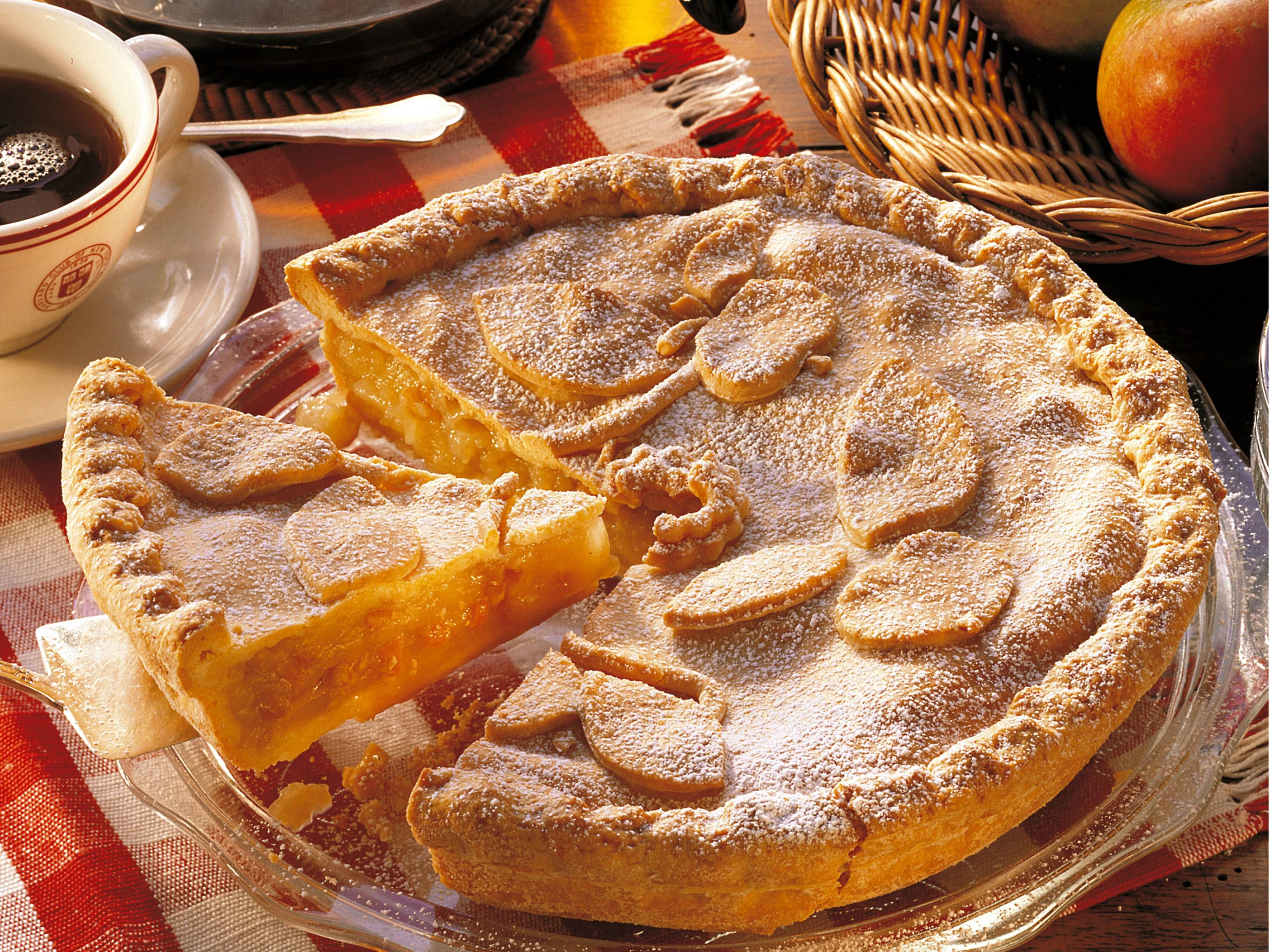 Der gedeckte Apfelkuchen nach polnischem Rezept. 