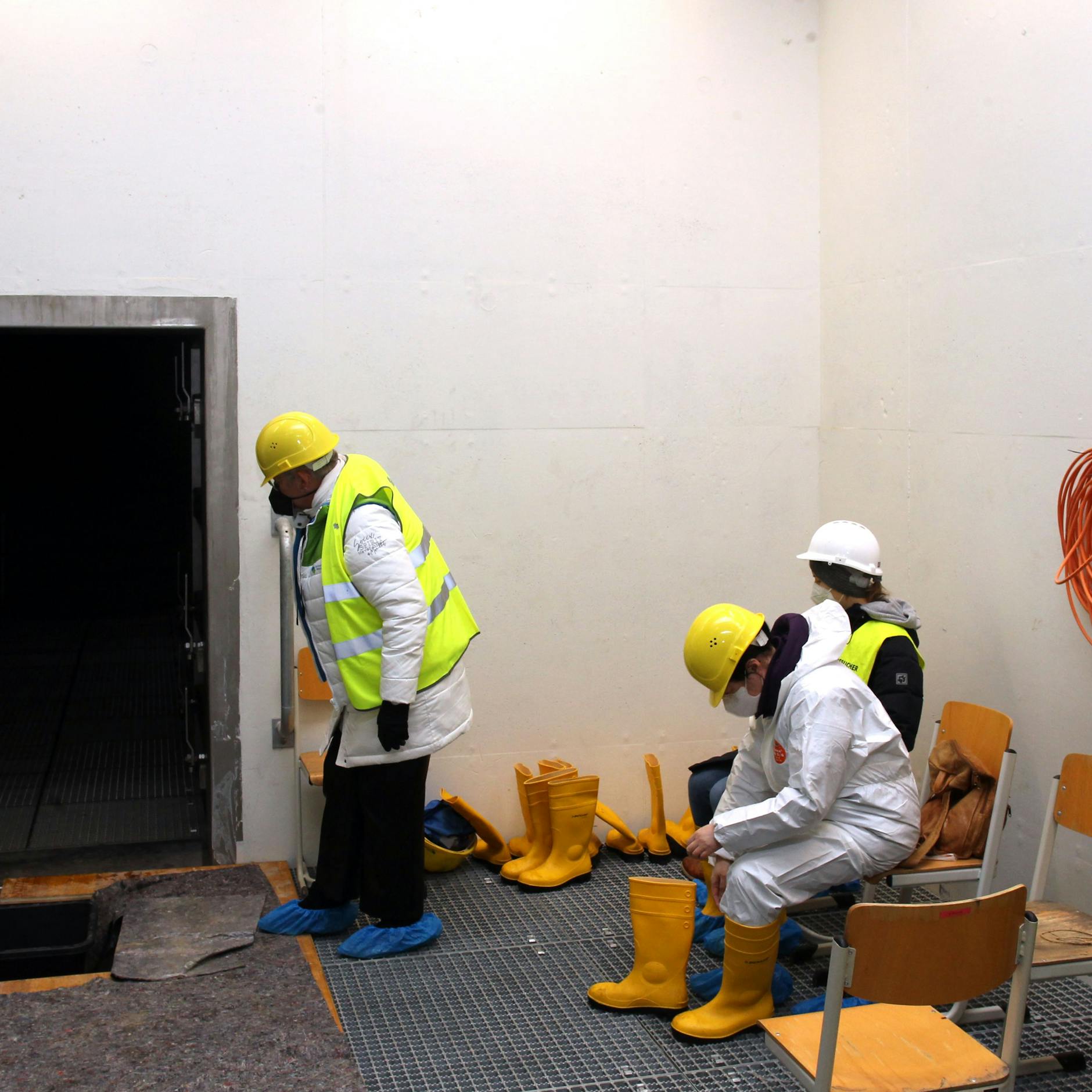 Zutritt nur in Schutzkleidung: Alle mussten dafür sorgen, dass kein Dreck in die Becken gelangt.