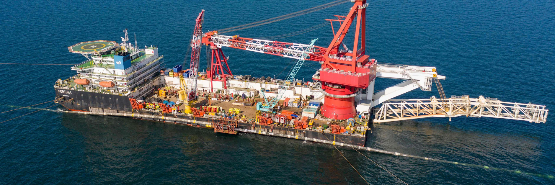 Die Pipeline Nord Stream 2 ist fertig, aber sie arbeitet noch nicht. Sie soll Gas&nbsp; von Russland nach Deutschland transportieren. Auf dem Foto ist das Verlegeschiff Fortuna zu sehen.