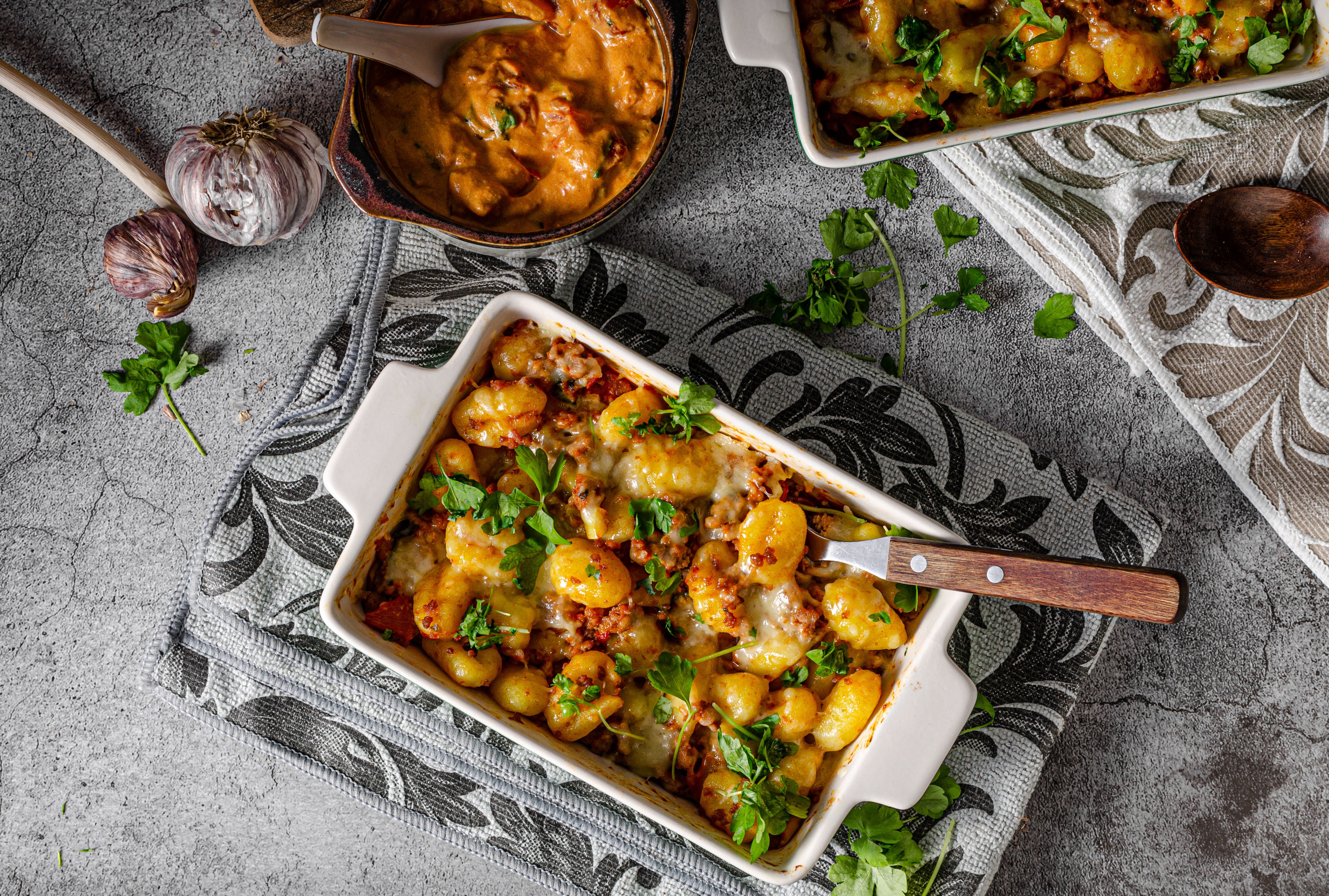 Image - Geniales Blitz-Gericht! Rezept für Auflauf mit Gnocchi und Hackfleisch: Mit Käse überbacken wird das Gratin schön würzig