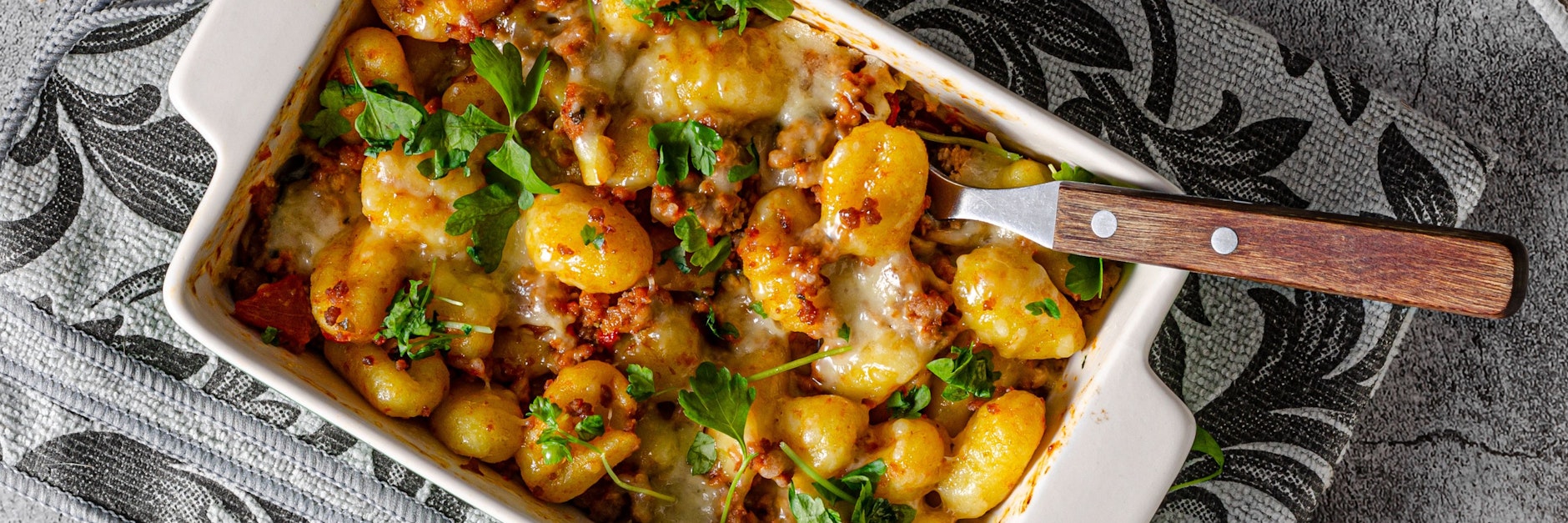 Gnocchi lassen sich mit ein paar Kniffen superschnell zu einem köstlichen Auflauf verarbeiten. Hier kommt das leckere Rezept.