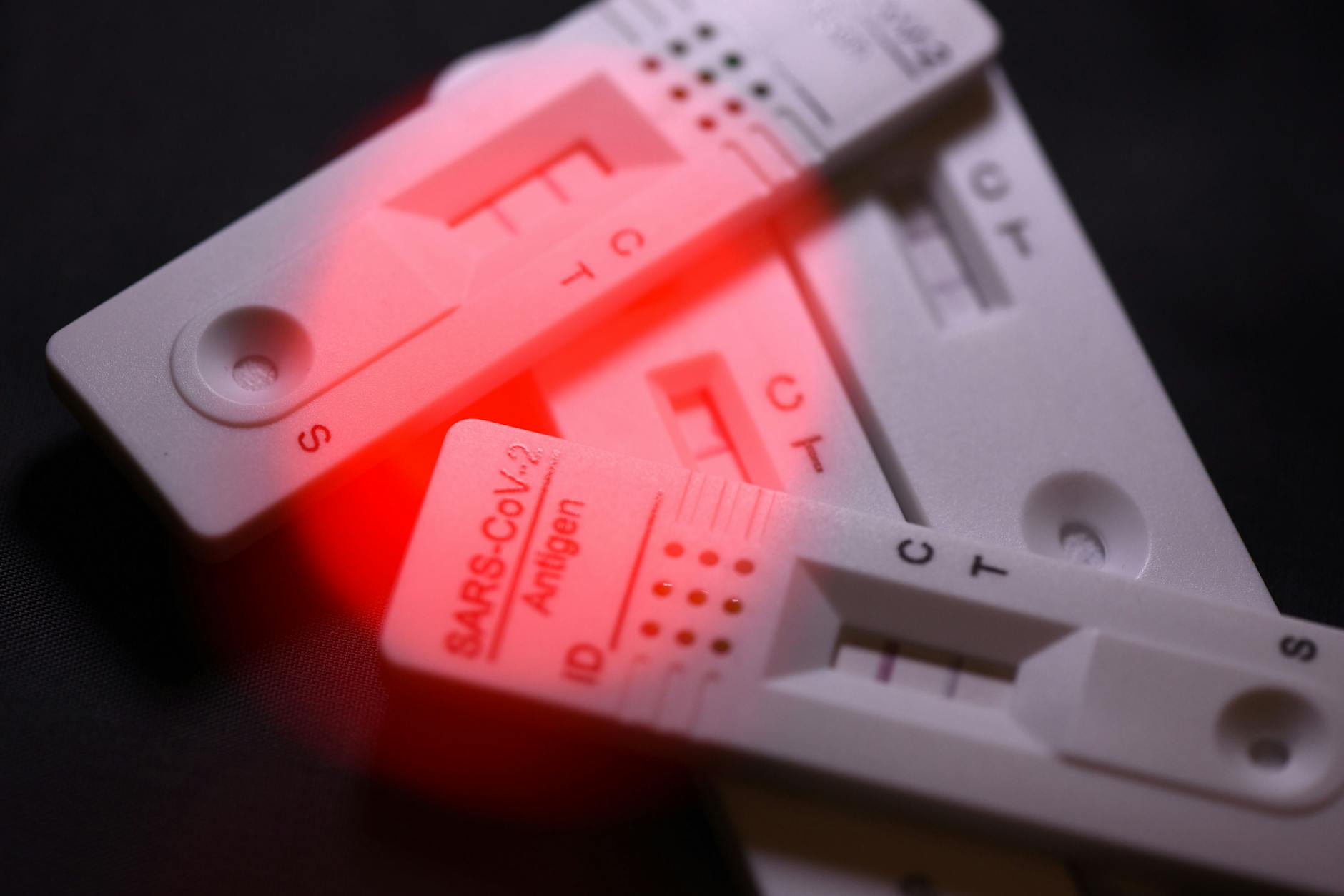 Eine Untersuchung hat ergeben, dass jede zweite positive Versuchsperson unentdeckt mit der Omikron-Variante infiziert war.