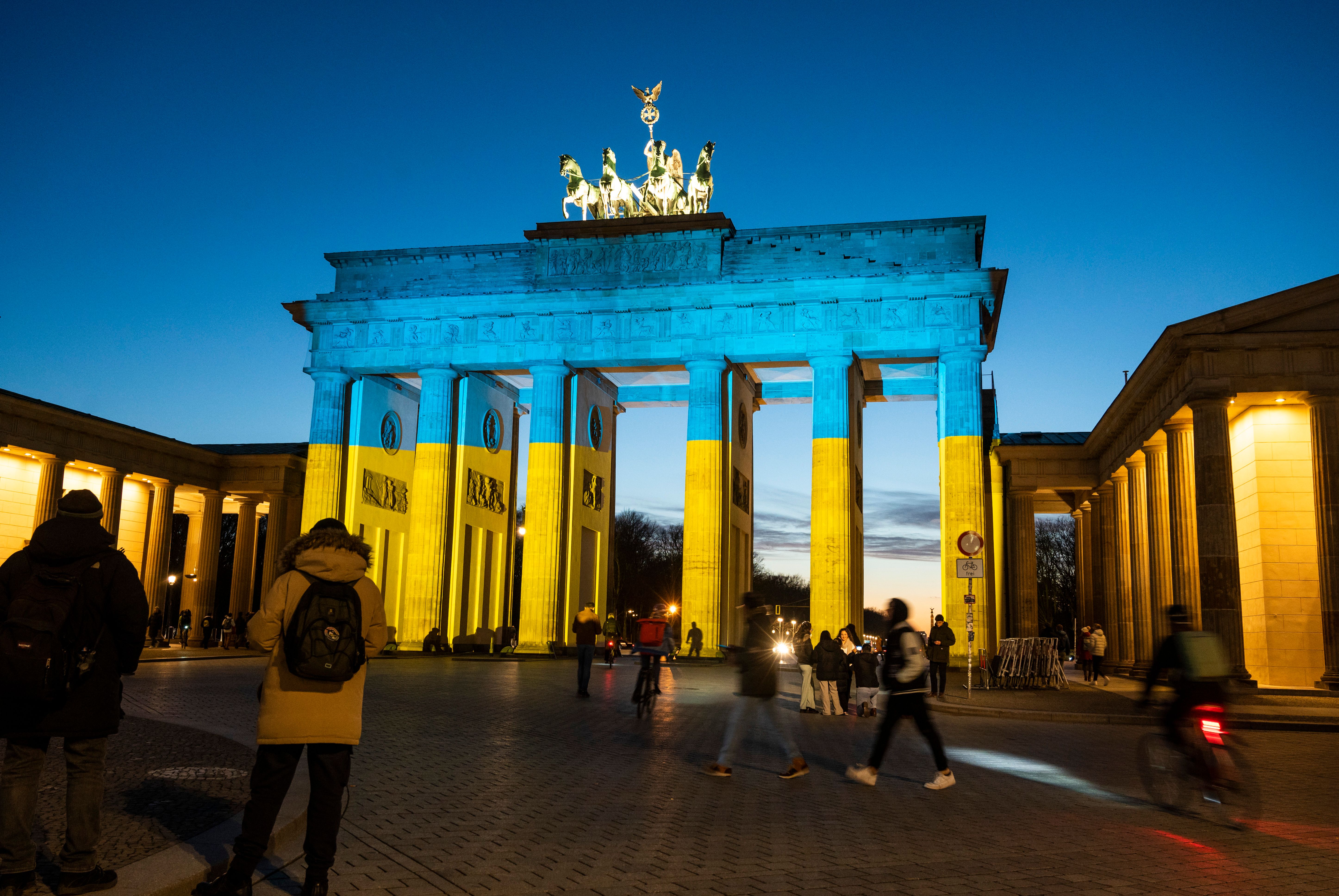 Brandenburger Tor erstrahlt am Abend in Soli-Farben