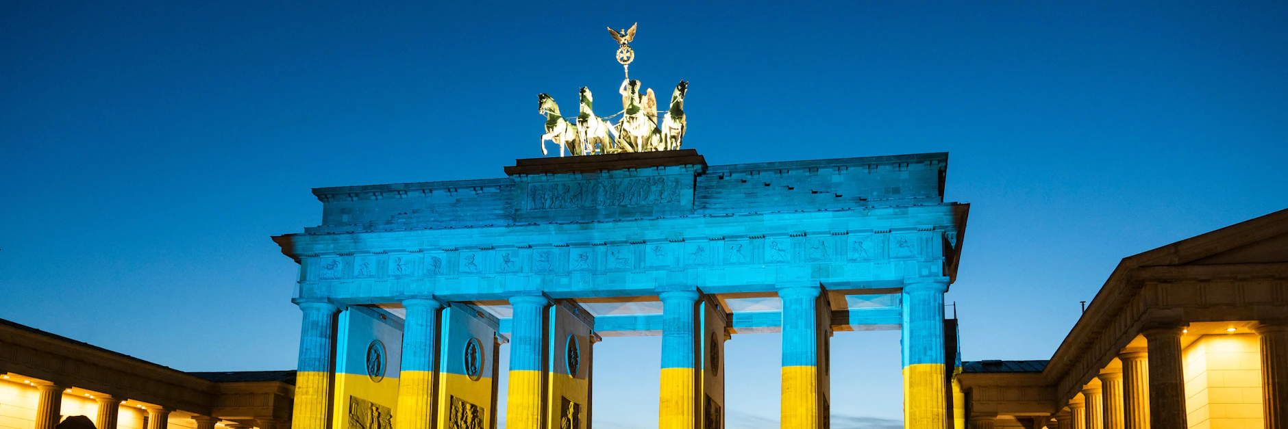 Das Brandenburger Tor erstrahlt am Mittwochabend in den Farben der ukrainischen Flagge.