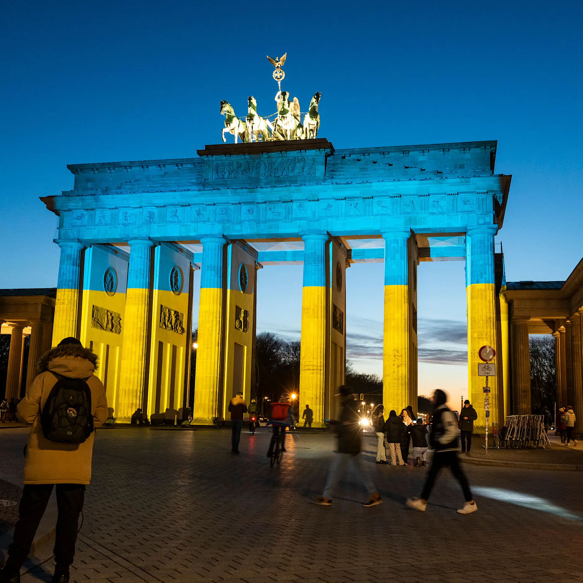 Brandenburger Tor erstrahlt am Abend in Soli-Farben