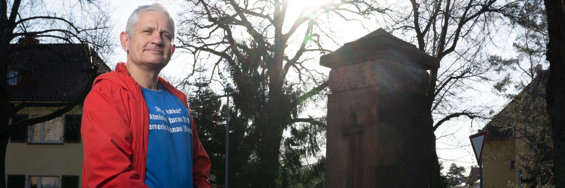 Hartmut Kohn steht vor einer Gedenkstele im Dresdner Stadtteil Klotzsche. Er sucht seinen Onkel.