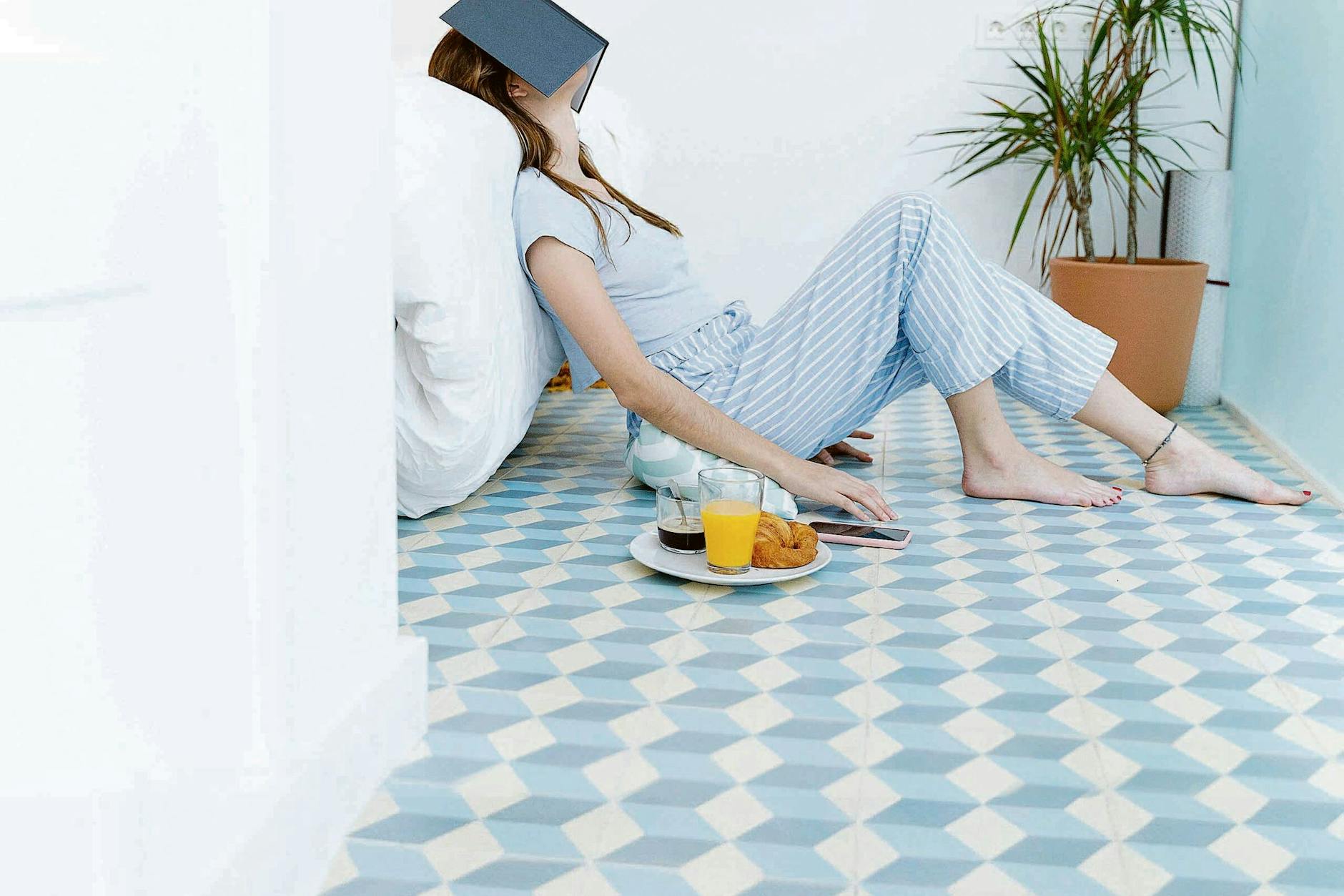 Ein Powernap ist ein kurzes Nickerchen, welches Sie sogar im Sitzen durchführen können.