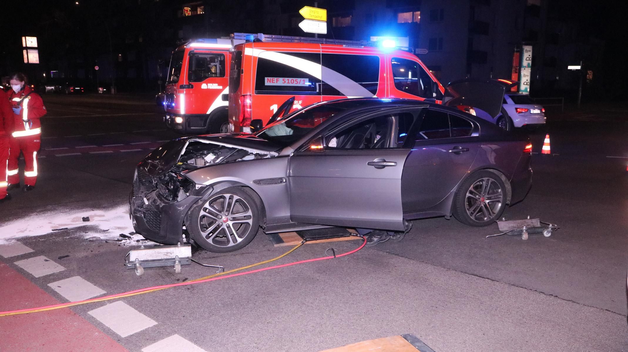Großes Rätselraten nach Unfall in Neukölln: Luxus-Schlitten kracht in Audi, dann herrscht nur noch Verwirrung