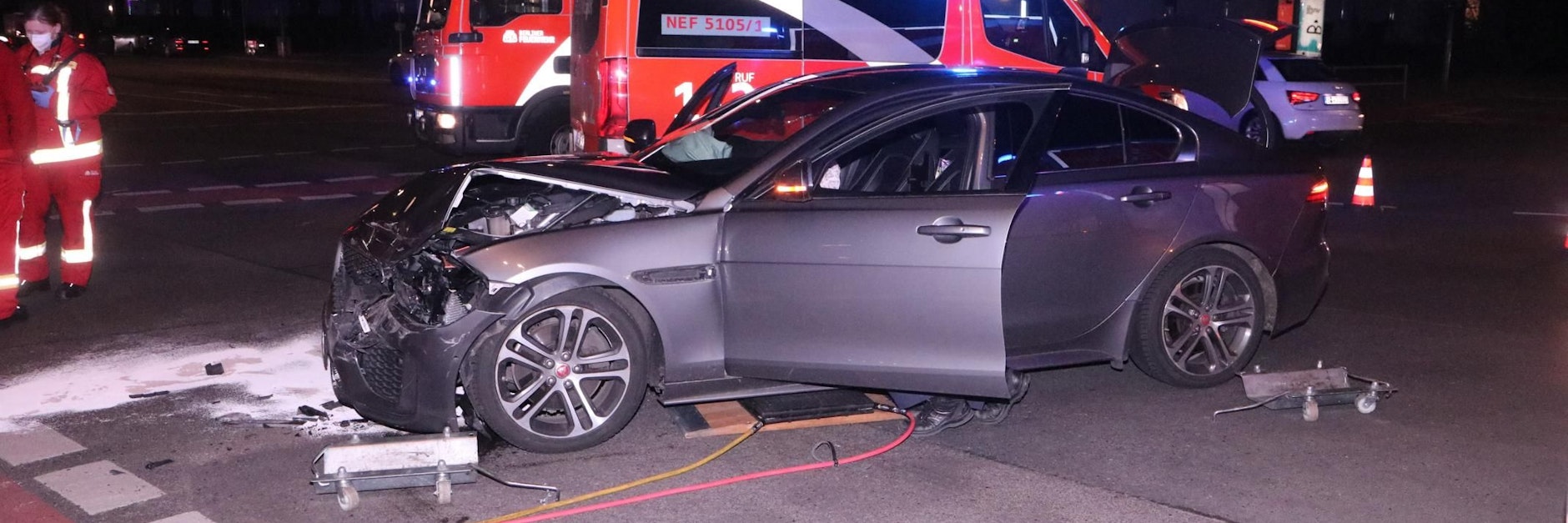 In Neukölln kam es zu einem Unfall mit einem Jaguar, der offensichtlich einen schlimmeren Schaden davongetragen hat.