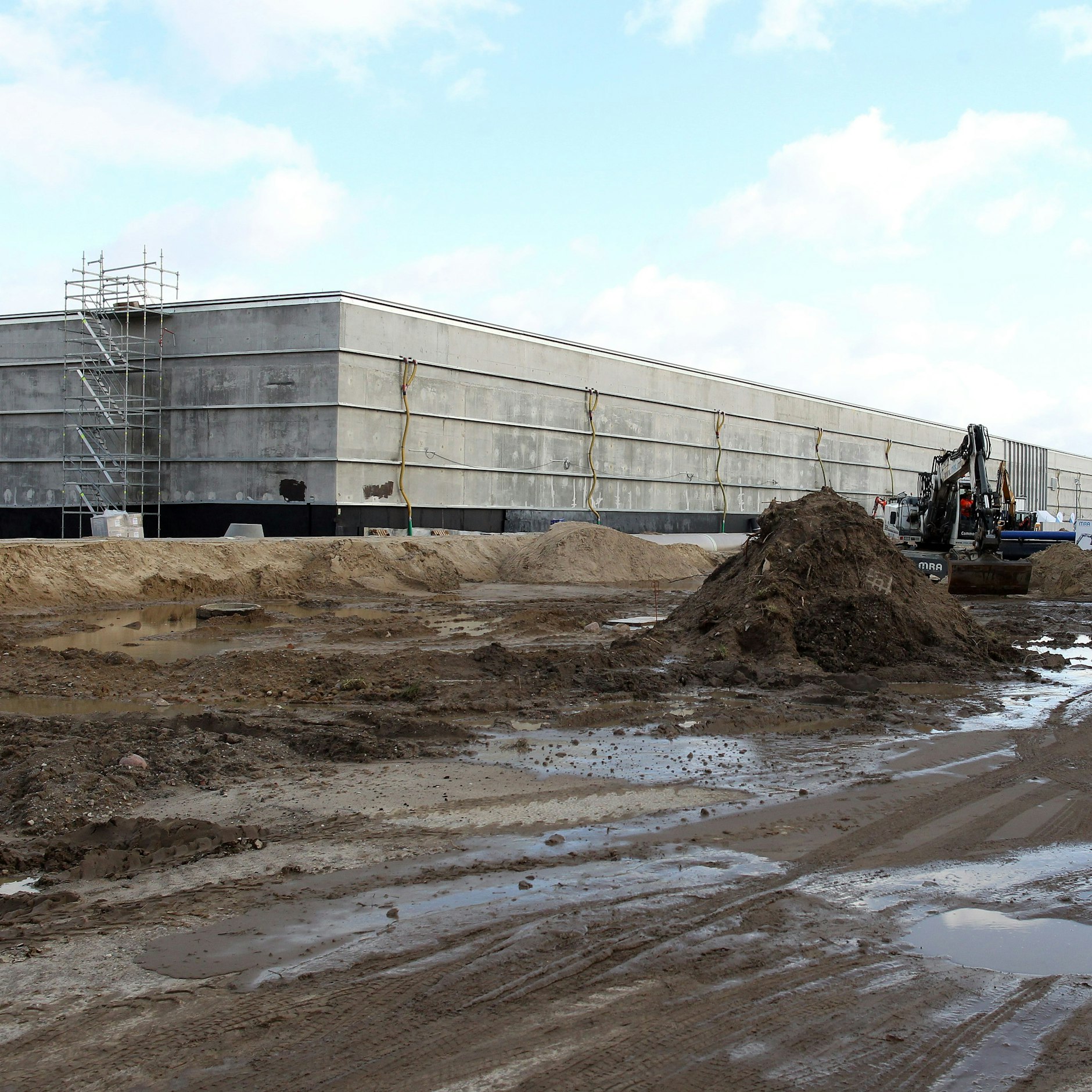 Der Bau wirkt von außen recht unscheinbar: Die Halle ist aber beachtliche 180 Meter lang.