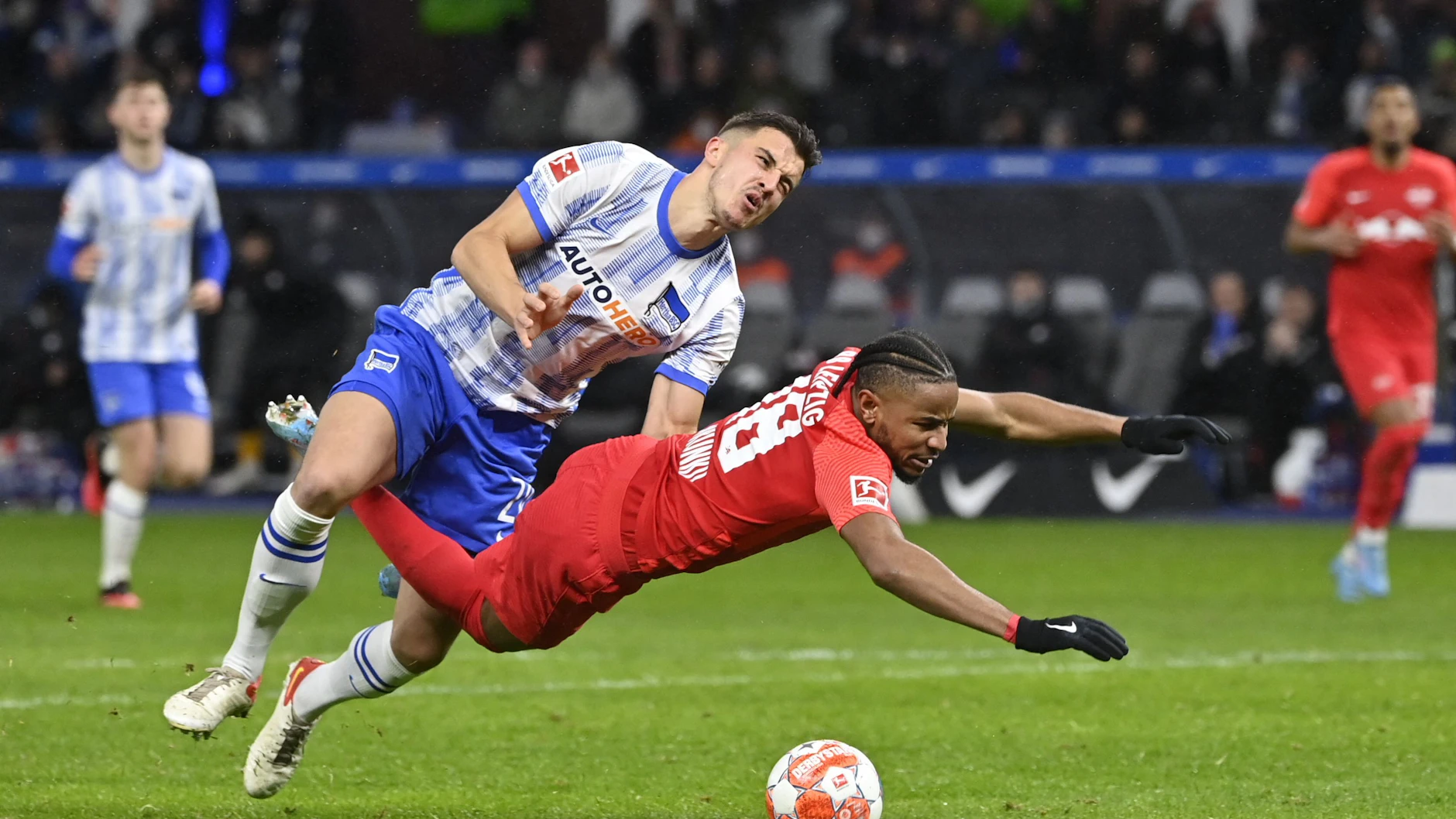 Doppelt ärgerlich: Nach seinem Foul an Leipzigs Christopher Nkunku gab es nicht nur einen Elfmeter, sondern auch die Rote Karte für Herthas Marc Kempf (l.). Damit ist er im nächsten Spiel gesperrt.