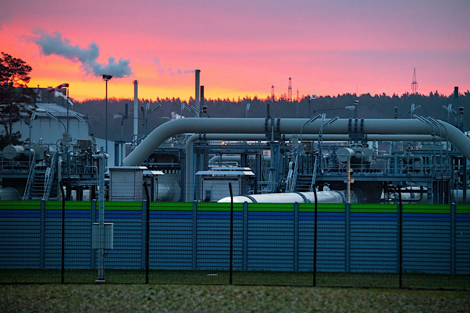 Blick auf Rohrsysteme und Absperrvorrichtungen in der Gasempfangsstation der Ostseepipeline Nord Stream 2 in Lubmin.