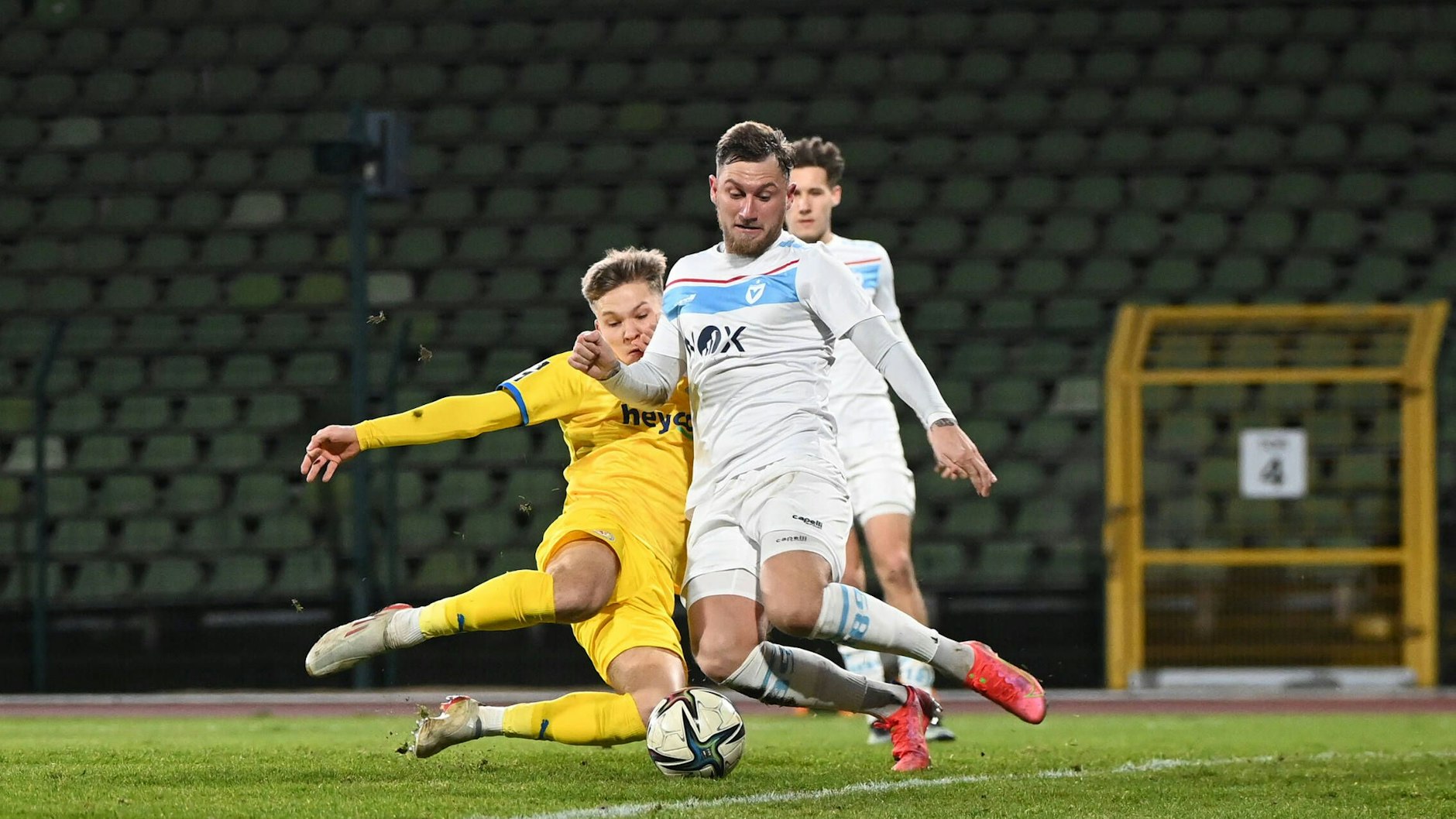 Drittligist Viktoria Berlin (hier in weiß) spielt im Cantianstadion, zuletzt wenig erfolgreich: 0 : 6 gegen Braunschweig. 