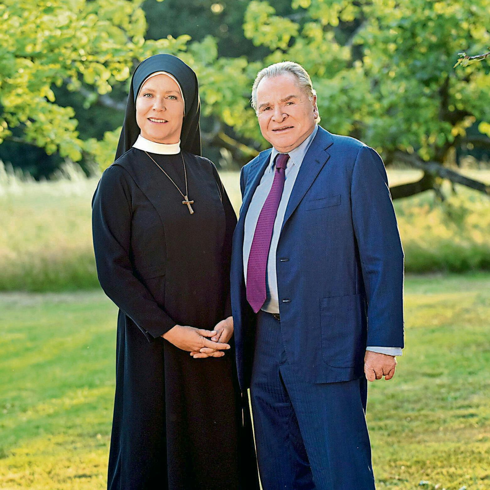 In der ARD-Serie „Um Himmels Willen“ spielten sich Schwester Hanna (Janina Hartwig, l.) und Bürgermeister Wöller (Fritz Wepper, r.) in die Herzen der Zuschauer.