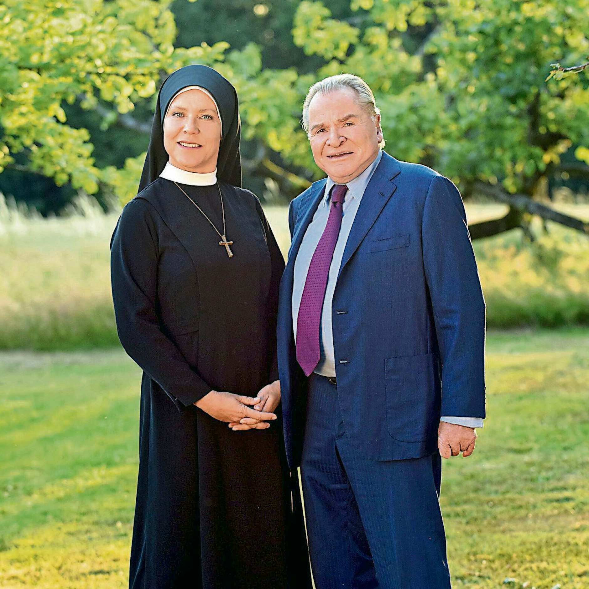 In der ARD-Serie „Um Himmels Willen“ spielten sich Schwester Hanna (Janina Hartwig, l.) und Bürgermeister Wöller (Fritz Wepper, r.) in die Herzen der Zuschauer.