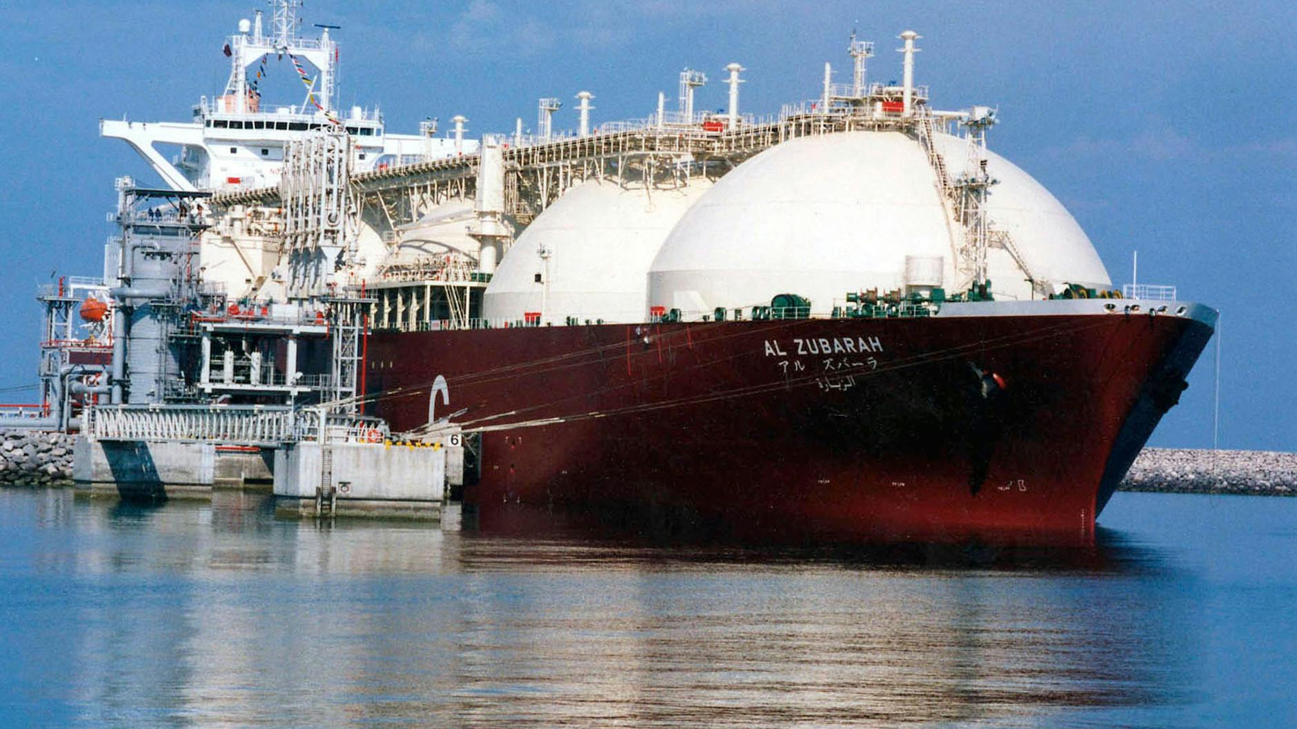 Ein katarischer LNG-Tanker am Ras-Laffan-Port im Norden von Katar