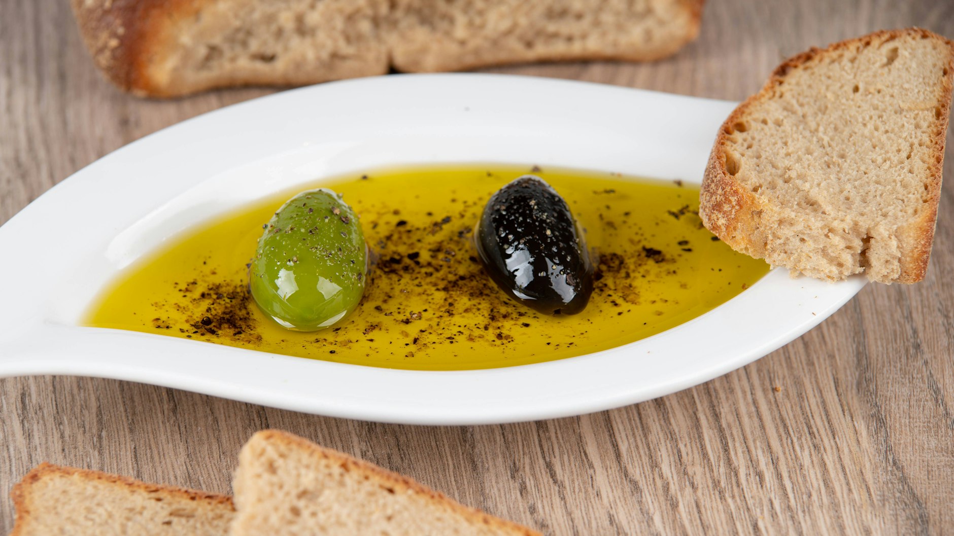 Besonders in der mediterranen Küche kommt Olivenöl oft zum Einsatz.