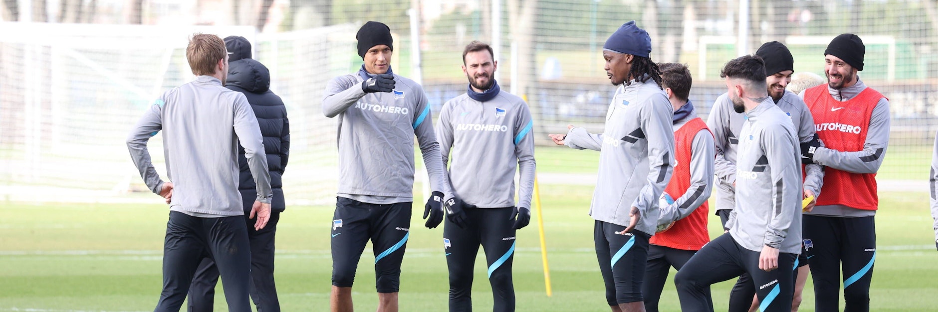 Immerhin: Kapitän Dedryck Boyata (M.) und Suat Serdar (2.v.l.) kehrten in Training von Hertha BSC zurück.