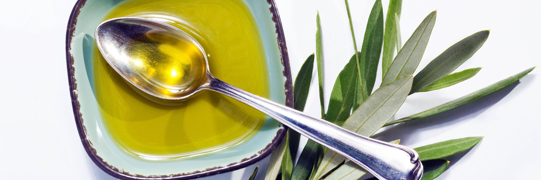 Olivenöl hat nicht nur einen ganz besonderen Geschmack, sondern ist auch noch verdammt gesund.