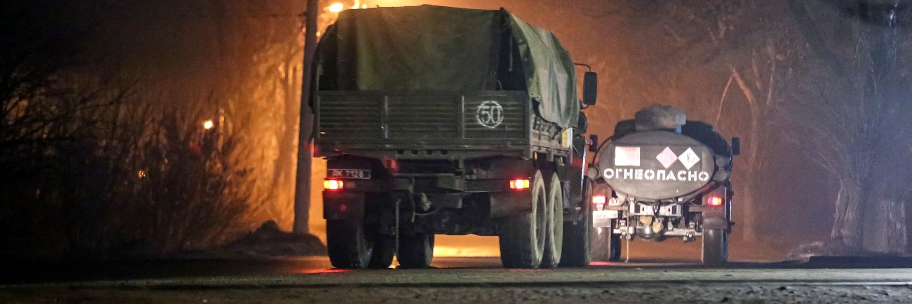Militärlastwagen fahren außerhalb von Donezk eine Straße entlang. Das ostukrainische Gebiet wird von pro-russischen Kämpfern kontrolliert. 
