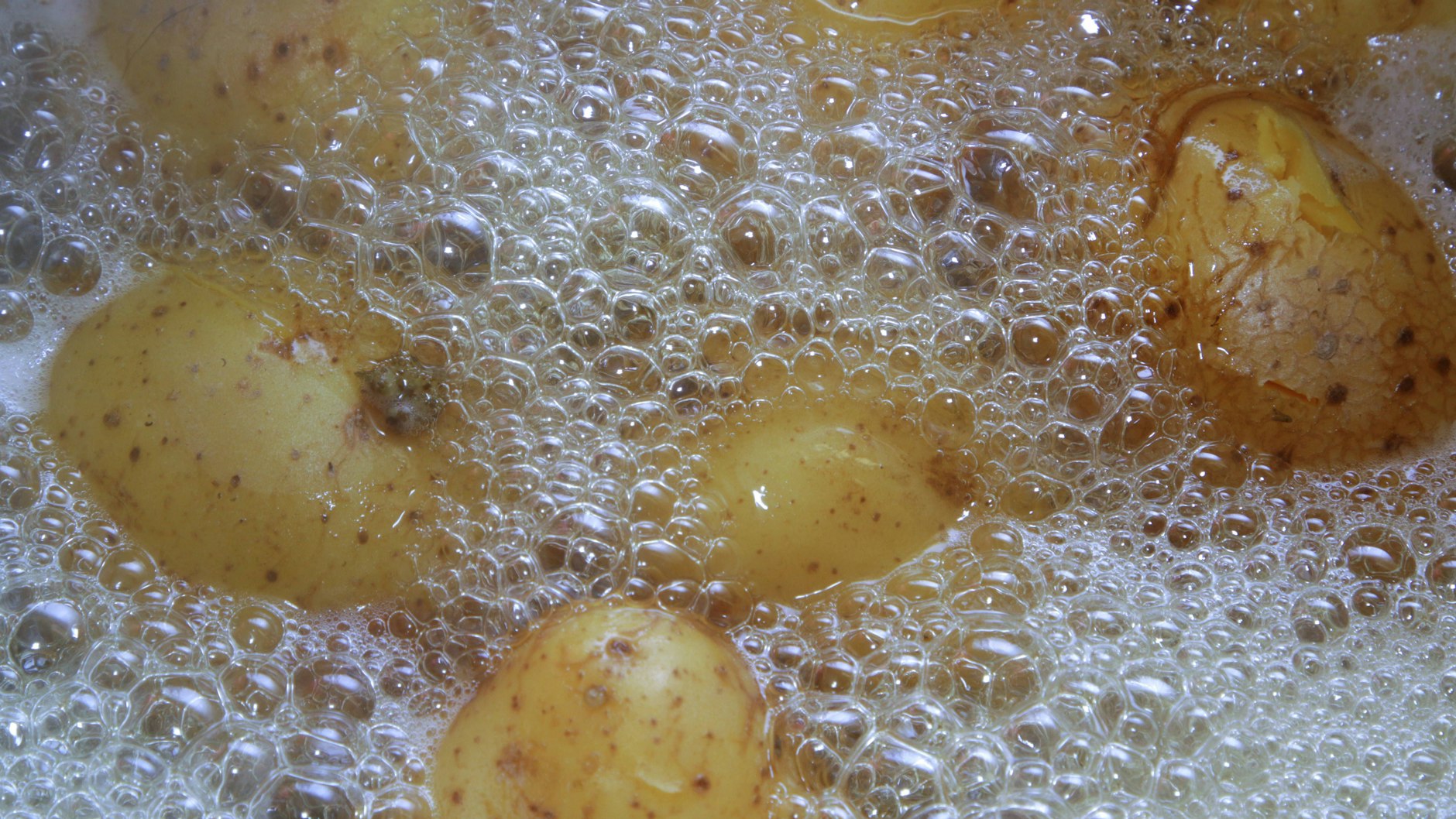 Sogar zum Putzen eignet sich das Kartoffelwasser. Dafür aber am besten die Kartoffeln vor dem Kochen schälen.