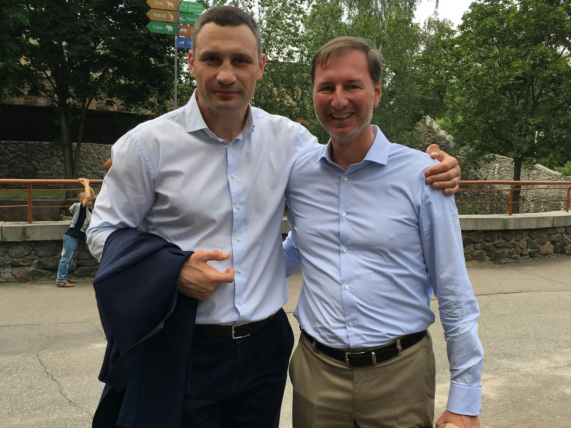 Andreas Knieriem mit Bürgermeister Vitali Klitschko, der 2015 in Berlin um Unterstützung bei der Modernisierung des Zoos von Kiew suchte