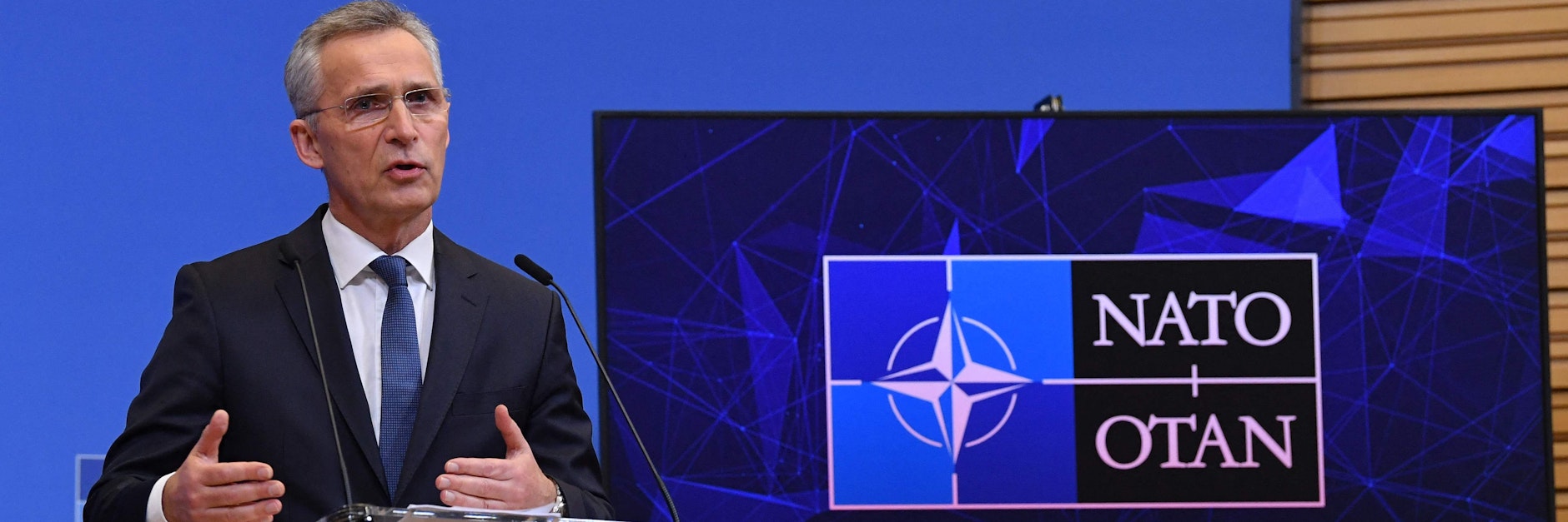 Nato-Generalsekretär Jens Stoltenberg berichtete, es seien schon jetzt 100 Kampfflugzeuge in hoher Alarmbereitschaft. Dazu seien vom hohen Norden bis zum Mittelmeer 120 Kriegsschiffe im Einsatz. Man werde die Bündnispartner im Osten nicht im Stich lassen.