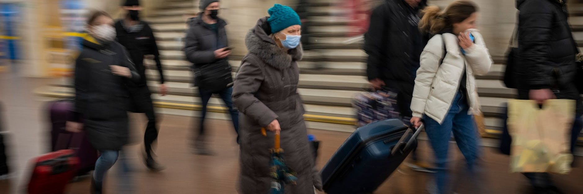 Einwohner Kiews verlassen ihre Heimatstadt, um vor dem nahenden Krieg zu flüchten. Russische Truppen rücken in der Ukraine vor.