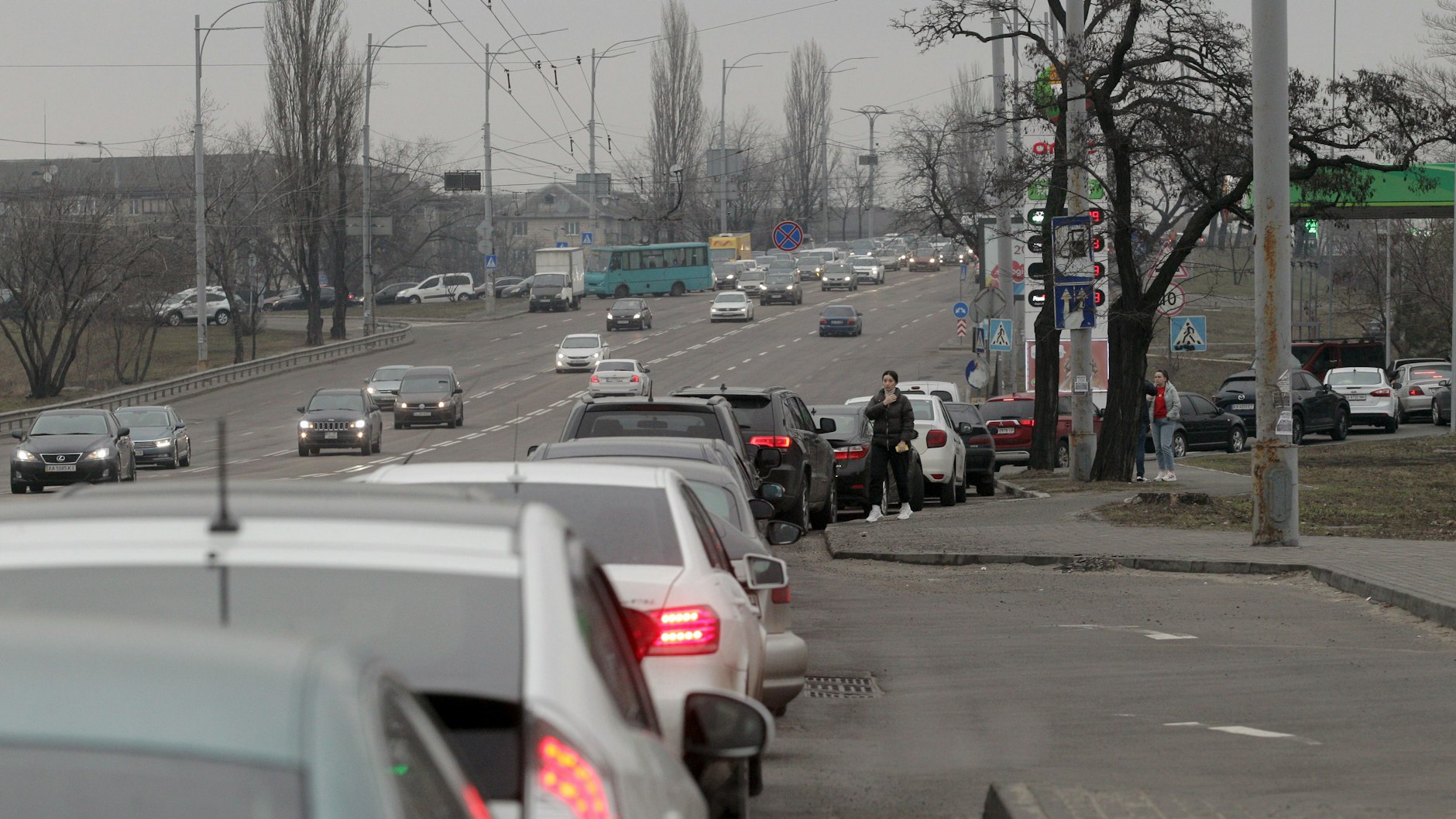 Ein Bild vom Donnerstag: An einer Tankstelle in der Hauptstadt der Ukraine stehen die Autos Schlange. Viele Menschen versuchten das Land zu verlassen.