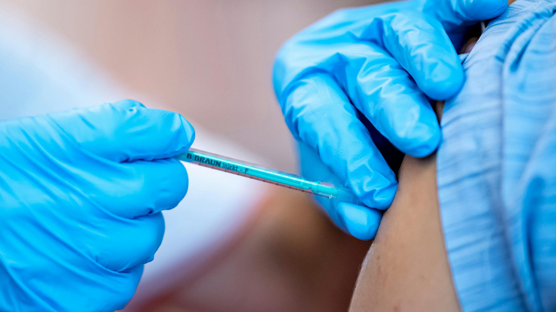 Die Krankenkasse BKK glaubt, dass das Paul-Ehrlich-Institut zu wenige Fälle von Impfnebenwirkungen meldet (Symbolbild).