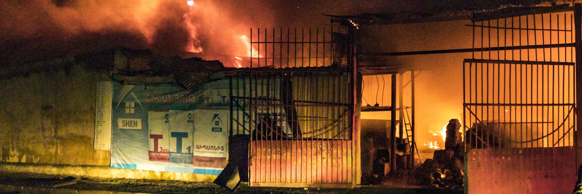 Im Oktober 2020: Bodentruppen Aserbaidschans starteten einen großangelegten Zangenangriff gegen das von Armenien kontrollierte Gebiet Berg-Karabach in Aserbaidschan. Städte gingen in Flammen auf.