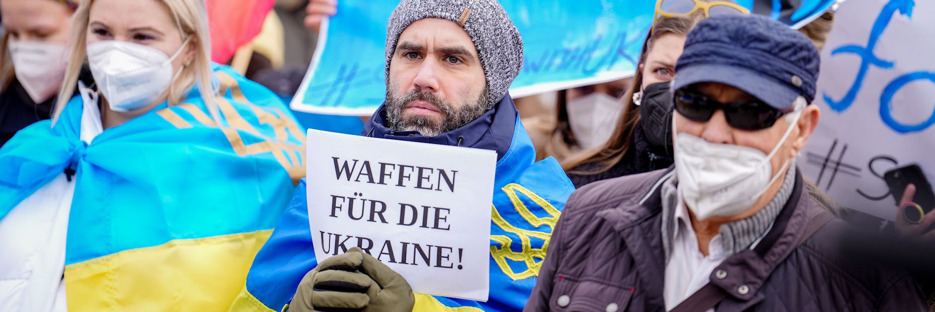 Am Brandenburger Tor protestierten Menschen mit Plakaten mit der Aufschrift „Waffen für die Ukraine“ gegen den russischen Angriff auf die Ukraine.