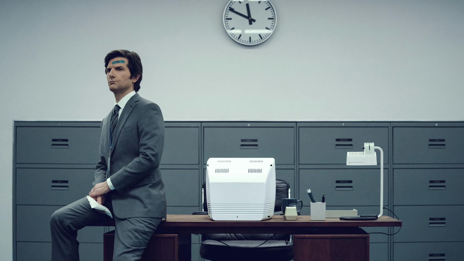Grau, grau, grau sind alle meine Farben: Mark (Adam Scott) kommen allmählich Zweifel an seinem Arbeitgeber und dessen Methoden der Leistungsoptimierung.